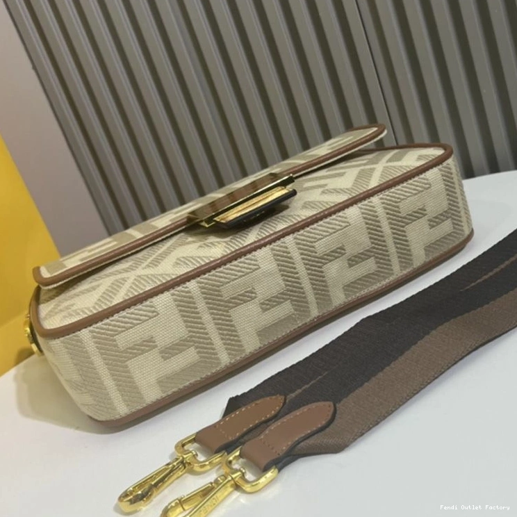 Vintage HOT Motif Baguette FF Canvas Beige Medium Fendi In Bag 0730